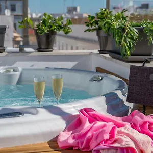 Penthouse, Jacuzzi, Garage For City Cars. Apartamento